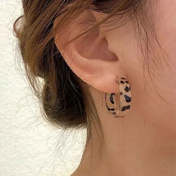 💖 2/$30 Leopard small open hoop resin animal print Resin casual earrings - Picture 5 of 13